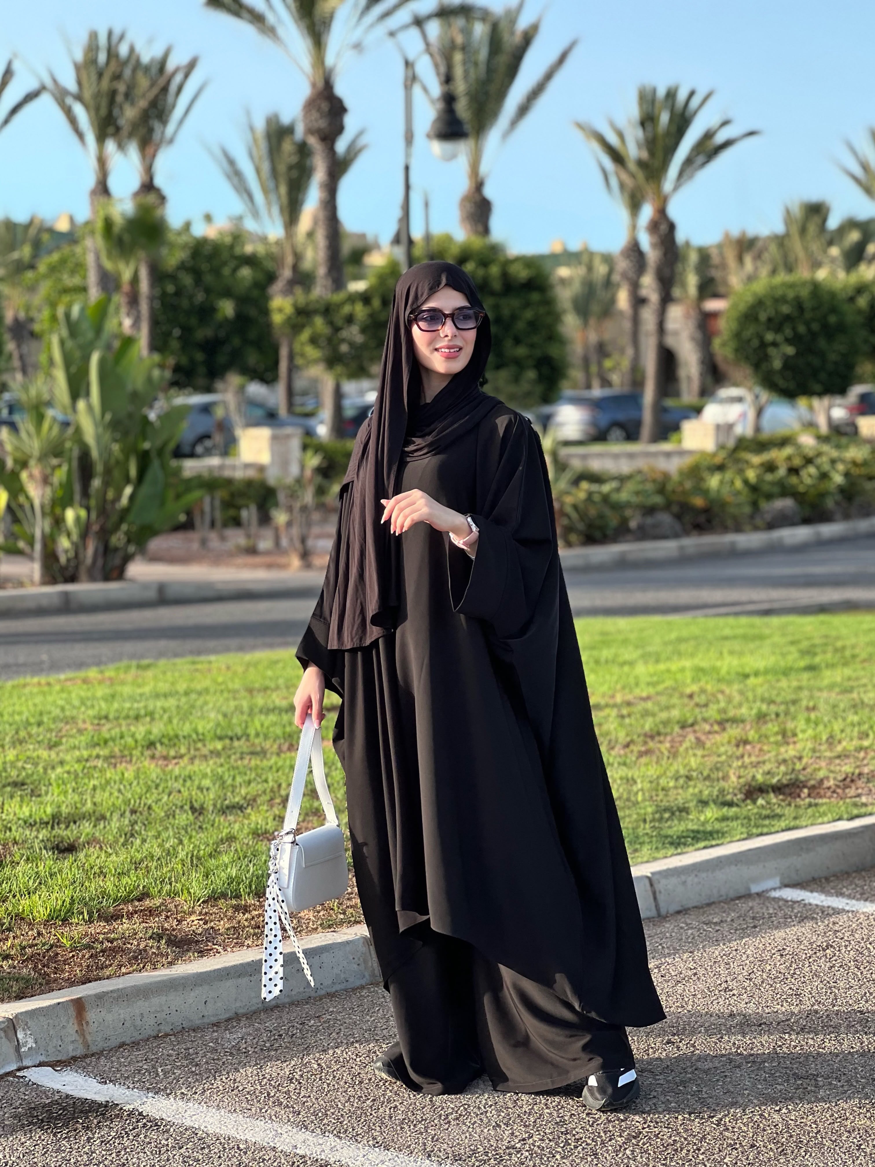 Flowing abaya set in black