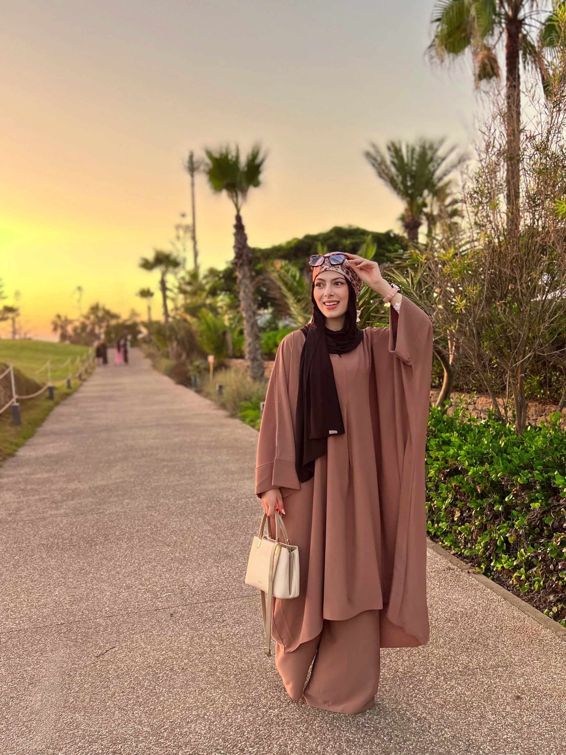 Flowing abaya set in brown