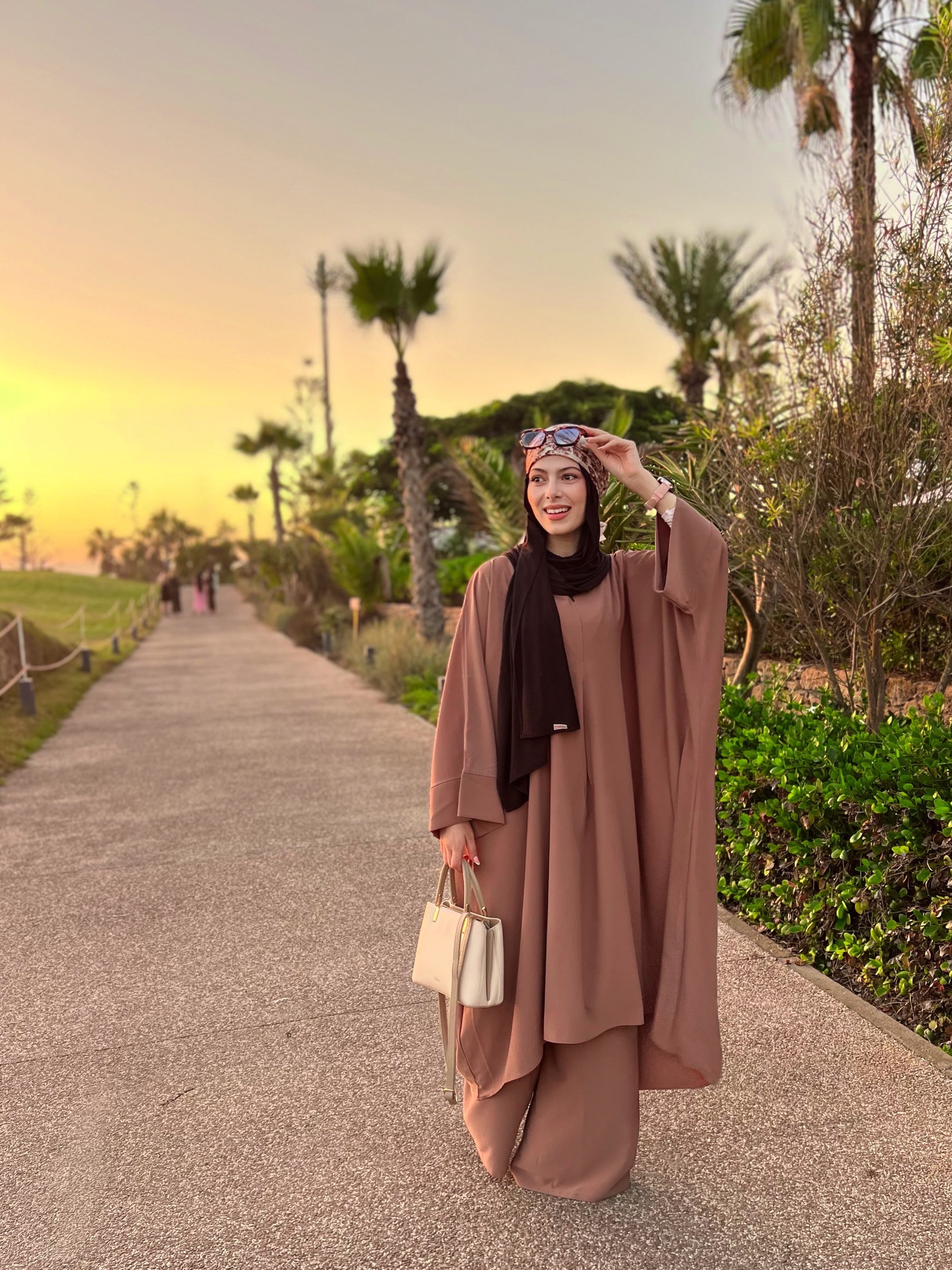 Flowing abaya set in brown